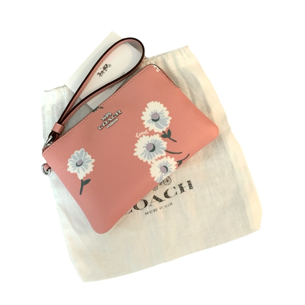 🎀 Coach Zip Corner Daisy Leather print Wristlet
